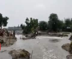 শিলাবতী ও ঝুমি নদীর জলস্তর বাড়ায় প্লাবিত ঘাটাল, রাস্তায় চলছে নৌকা! মাস্টারপ্ল্যান নিয়ে রাজনৈতিক চাপানউতোর 