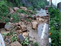 Huge boulders fall on Western Express Highway as landslide takes place in Kandivali