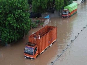 Gurugram: Roads turn into ponds due to heavy rains | Bharat Ki Baat