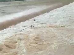 વલસાડના કપરાડામાં પાર નદીના કોઝ વેમાં પાંચ વ્યક્તિ તણાયા, વીડિયો થયો વાયરલ