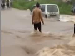 देश के कई इलाकों में भारी बारिश के बाद बाढ़...नदियां उफान पर, बह गई गाड़ियां