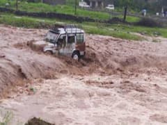 J&K: उफनती नदी में फंसे शख्स की वायुसेना के 'देवदूतों' ने बचायी जान । बाढ़-बारिश की बड़ी खबरें