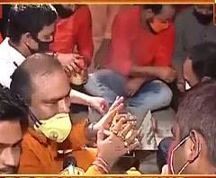 লকডাউনের মধ্যেই পুলিশের সামনে বাগবাজারে রামমন্দিরে জমায়েত