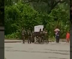 Chattisgarh Martyr | छत्तीसगडमध्ये जवानाचा मृतदेह पोहोचवण्यासाठी पुराच्या पाण्यातून काढावी लागली वाट