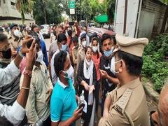 અમદાવાદઃશ્રેય હોસ્પિટલ બહાર પોલીસ સાથે ઝઘડી પડ્યા મૃતકોના પરિવારજનો