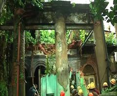 প্রবল বৃষ্টিতে ধসে গেল দেড়শ বছরের পুরনো বাড়ির ছাদ, বেলেঘাটায় ধ্বংসস্তূপের নীচে আটকে বৃদ্ধা