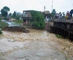 লাগাতার বৃষ্টিতে জলমগ্ন ঝাড়গ্রামের একাধিক এলাকা, ভেঙেছে মাটির বাড়ি