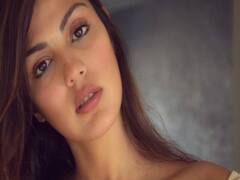 Sushant Case: पूछताछ के बाद DRDO Guest House से निकलीं Rhea, पुलिस ने बनाया सुरक्षा घेरा