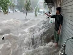 सरकार रिसोर्ट से चलती रही, गाड़ियां मिट्टी में 'दबती' रहीं | मास्टर स्ट्रोक (17.08.2020)