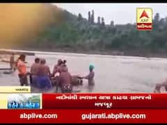 વલસાડના પલસાણ ગામમાં નદીના ધસમસતા પ્રવાહમાં સ્મશાનયાત્રા કાઢવા ગ્રામજનો મજબૂર