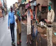 লকডাউনের দিন রাস্তায় তাও মাস্ক ছাড়া! বৈদ্যবাটির জিটি রোডে এক সাইকেল ও মোটরবাইক আরোহীকে কান ধরে ওঠবোস করাল পুলিশ