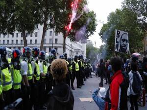 Massive protests erupt in US after police shot a black man | Bharat Ki Baat 