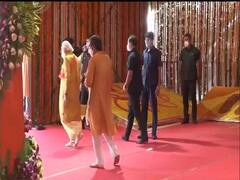 મોદી પૂજામાં બેસતા પહેલા અચાનક ઉભા રહી ગયા, પછી બહાર જઇને કારમાંથી શું લઇને આવ્યા?