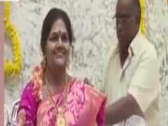 Karnataka's man showcases late wife's wax statue in their new house | Master Stroke 