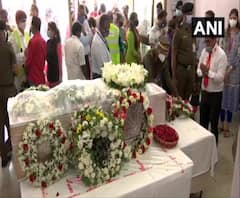 কোঝিকোড় বিমান দুর্ঘটনা: মৃত পাইলট ও কো-পাইলটের দেহ পৌঁছল বাড়িতে 