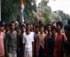 কোচবিহারের তুফানগঞ্জে একশো দিনের কাজ নিয়ে তৃণমূলের দুই বুথ সভাপতির মধ্যে বিবাদ, দলীয় পতাকা হাতে বিক্ষোভ