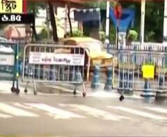 সাপ্তাহিক লকডাউন : যান নিয়ন্ত্রণে পার্ক স্ট্রিট-সহ বিভিন্ন রাস্তায় গার্ড রেল