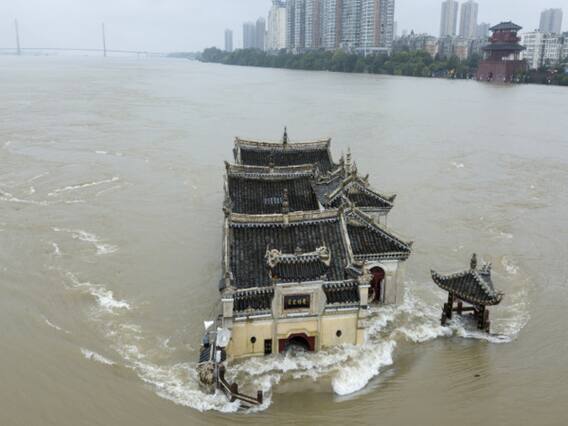 दुनिया को कोरोना देने के बाद बारिश की आफत के बीच फंसा चीन..जिनपिंग पर भी मंडरा रहा खतरा !