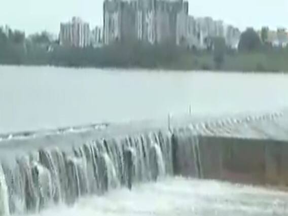 સુરતઃ ઉપરવાસમાં વરસાદના કારણે તાપી નદી પરનો કોઝવે ઓવરફ્લો થયો