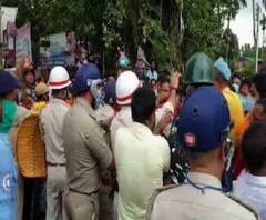 বিজেপির ডেপুটেশনকে কেন্দ্র করে রণক্ষেত্র ময়নাগুড়ি, ভাঙা হয় ব্যারিকেড, পুলিশকে লক্ষ করে ব্যাপক ইট বৃষ্টি