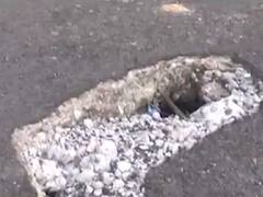 મહેસાણાઃ કડીના સુજાતપુરા ગામ પાસેના મુખ્ય પુલ પર ગાબડું પડ્યુ, જુઓ વીડિયો