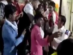 Kushinagar: Social Distancing के नियमों को ताक पर रख SDM ने अपने आवास पर की पार्टी