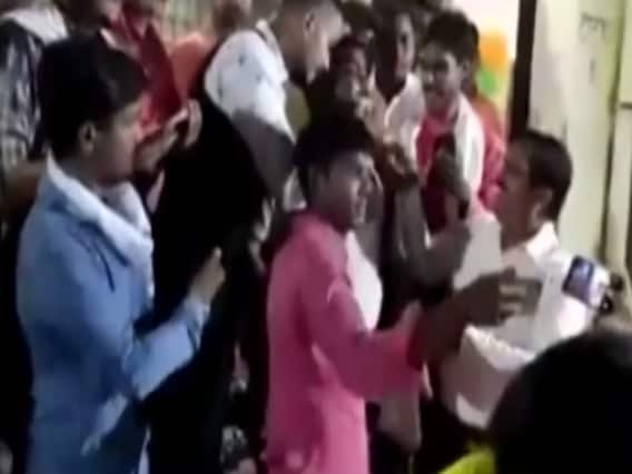 Kushinagar: Social Distancing के नियमों को ताक पर रख SDM ने अपने आवास पर की पार्टी