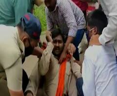 ABVP Protest | अभाविपच्या कार्यकर्त्यांनी विविध मागण्यांसाठी अब्दुल सत्तारांची गाडी अडवली