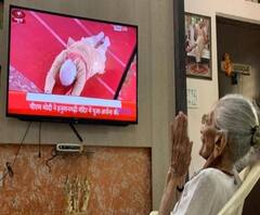 রামলালাকে সাষ্টাঙ্গে প্রণাম মোদির, টিভির সামনে হাত জোড় করে বসে ঐতিহাসিক মুহূর্তের সাক্ষী মা হীরাবেন