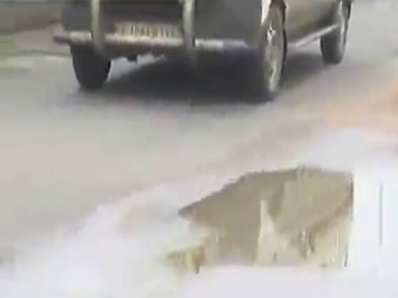 વડોદરાના અમિતનગરમાં રસ્તા પરના ખાડાઓથી વાહન ચાલકો ત્રસ્ત, જુઓ વીડિયો