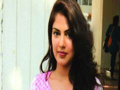 Mumbai Police की escort team पहुंची Rhea Chakraborty के घऱ 