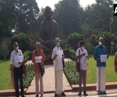 মোদি সরকারের নীতি কৃষক বিরোধী! সংসদ ভবনে গাঁধী মূর্তির সামনে বিক্ষোভে বাম সাংসদরা 