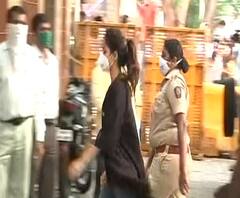 Rhea Arrested | रिया सराईत गुन्हेगार नसल्याने रिमांडची गरज नाही, हवं तेव्हा चौकशीला बोलावणार - सूत्र