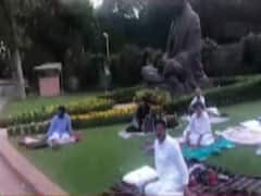 संसद में धरना दे रहे निलंबित सांसदों से मिलने पहुंचे राज्यसभा के उपसभापति हरिवंश