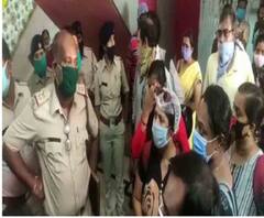 করোনা আবহে ফি বৃদ্ধি! প্রতিবাদে মধ্যমগ্রামের স্কুলে বিক্ষোভ, ভাঙচুর! 'আদালতের নির্দেশ মেনেই ফি বৃদ্ধি', দাবি স্কুল কর্তৃপক্ষের