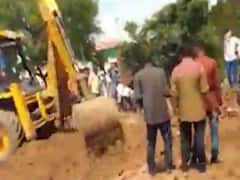  પાલનપુરના સેજલપુરા ગામમાં જર્જરિત મકાનની દિવાલ ધરાશાયી, 11 જેટલા લોકો દટાયા