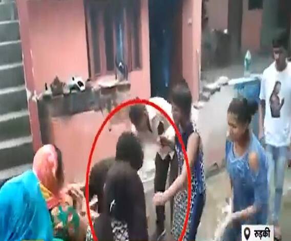 Roorkee में दो पक्षों में मारपीट का एक वीडियो वायरल| Uttarakhand Prime| ABP Ganga