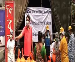 Durga Puja 2020: আর্থিকভাবে পিছিয়ে পড়া পরিবারের দিকে সাহায্যের হাত বাড়িয়ে দিল শিব মন্দির দুর্গোৎসব কমিটি