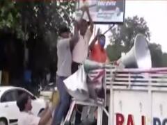 Bihar: Clash emerges b/w BJP & RJD workers during protest against agrarian bills