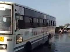 રાજકોટના જામકંડોરણા તાલુકાના દુધીવદર ગામે કોઝવે પર એસટી ફસાઇ, જુઓ વીડિયો