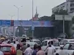 સુરતમાં બિસ્માર રસ્તાઓને લઇ ટ્રાફિક જામ, એક કિલોમીટર સુધી લાગી વાહનોની કતાર