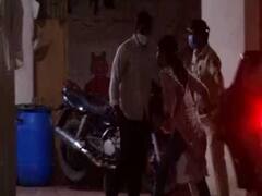 NCB की पूछताछ के बाद मीडिया के कैमरों से बचती हुईं नजर आईं Rhea Chakraborty, देखिए