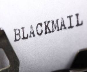 Kanpur Dehat में सोशल पुलिसिंग के नाम पर ब्लैकमेलिंग ! Mudde Ki Baat| ABP Ganga