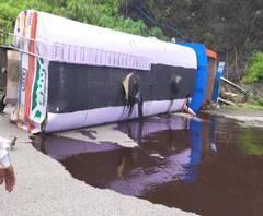 Mumbai Pune Expressway | मुंबई-पुणे महामार्गावर तेलाचा टॅकर उलटला; बोरघाटात वाहनांच्या रांगा