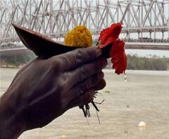 করোনা আবহে তর্পণ! সামাজিক দূরত্ব মেনে ঘাটে-ঘাটে কাটা হয়েছে গোল দাগ