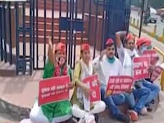 Cong and SP workers protest in Lucknow over unemployment