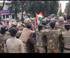 विधानसभा के बाहर AAP का हंगामा, पुलिसकर्मियों से झड़प। Dehradun