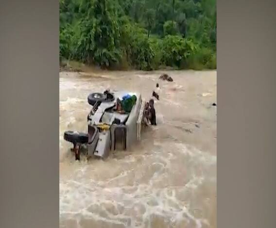 Jeep Accident | काळजाचा ठोका चुकवणारी दृश्य; 15 प्रवासी घेऊन जाणारी जीप पाण्याच्या प्रवाहात कलंडली