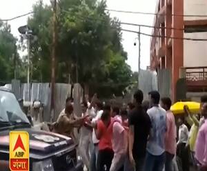 Pratapgarh: दबंगई पर घिरे सपा नेता, पुलिस ने खदेड़ा| Mudde Ki Baat| ABPGanga