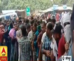 Jaunpur: आधार कार्ड के लिए भूले Corona, कंधे पकड़े खड़ी रही भीड़| Mudde Ki Baat